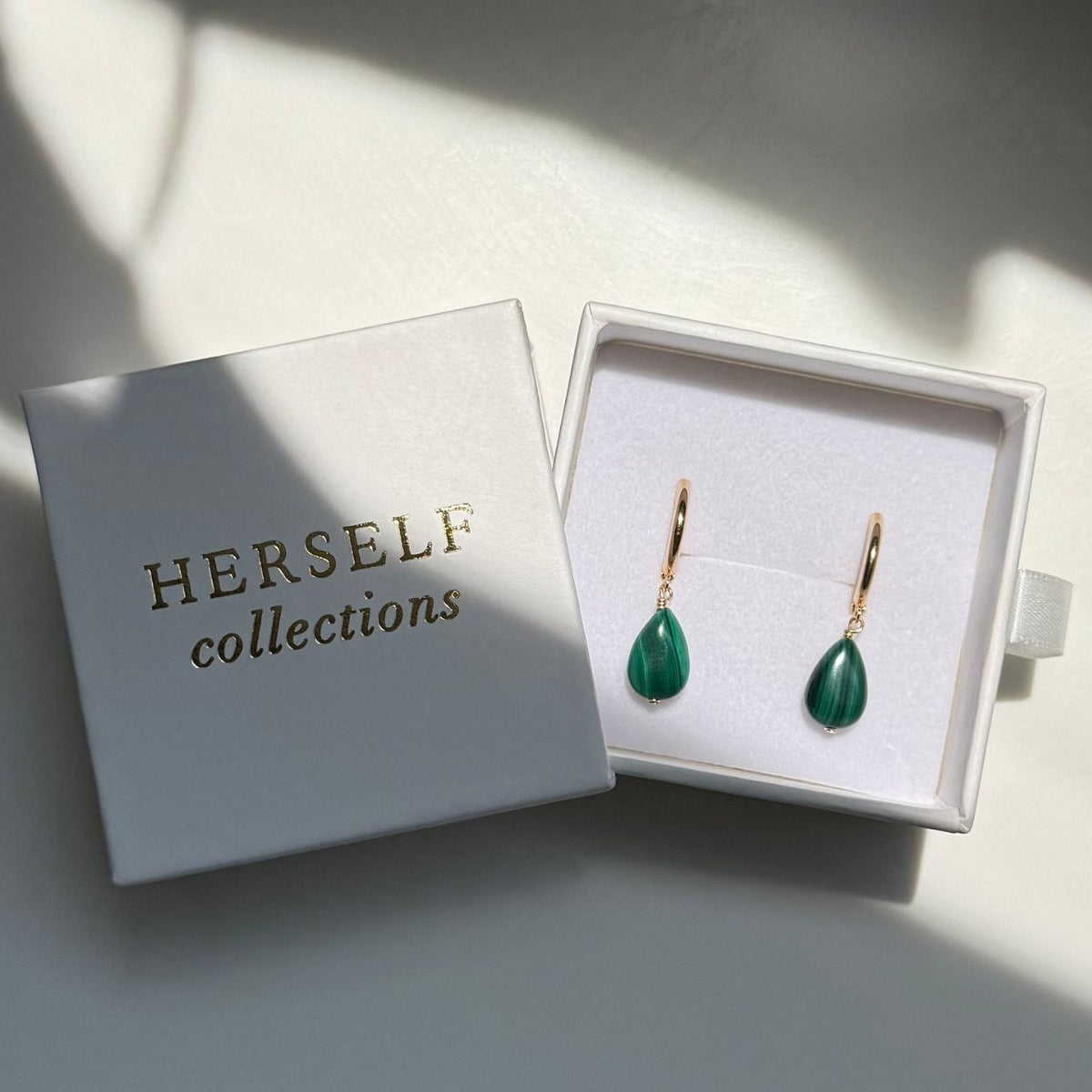 14k solid gold genuine teardrop malachite huggies earrings