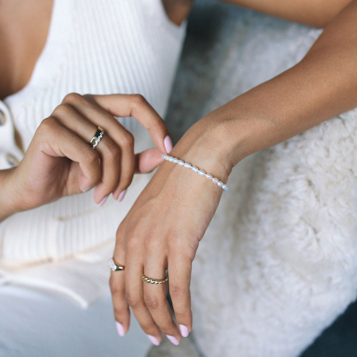 hand knotted genuine rice pearl bracelet on model