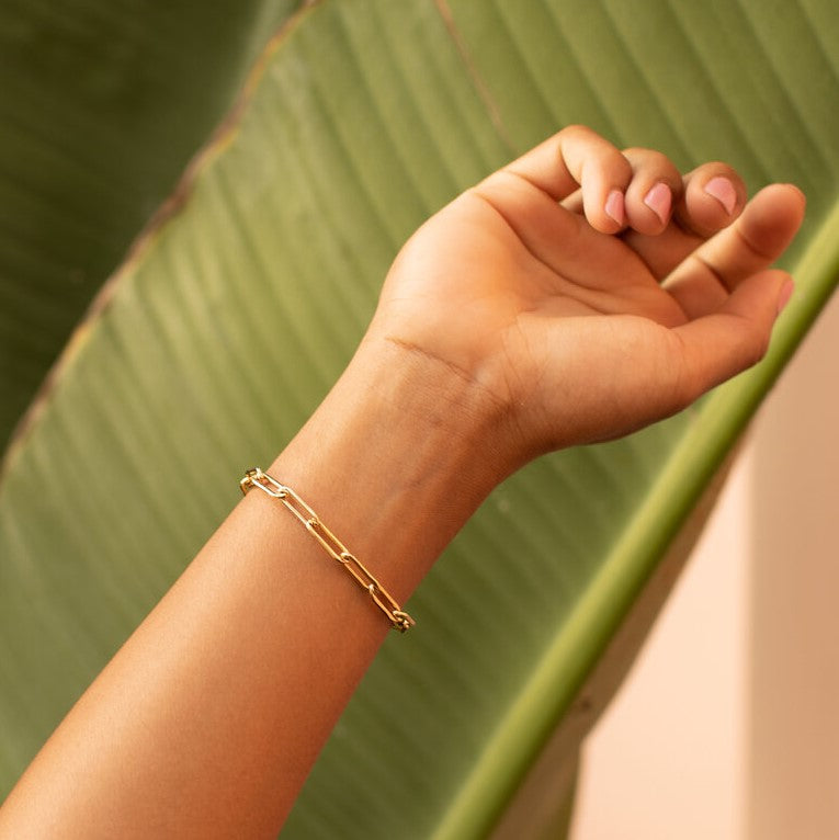 14k gold filled paperclip chain bracelet, made with a beautifully elongated box chain. Lobster claw closure. Bracelet measures 7"